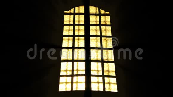 教堂的窗户黑暗气氛宗教观念和阳光视频的预览图