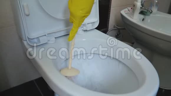女人洗厕所视频的预览图
