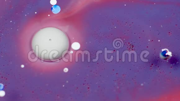 白色的油漆气泡在紫色的油面上破裂油漆视频的预览图