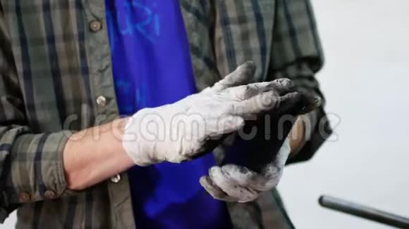 男人手套人做雕刻视频的预览图