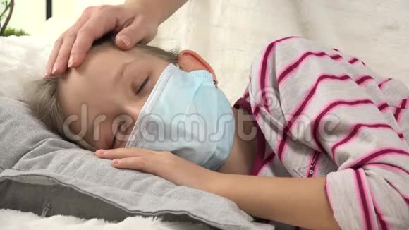 生病的孩子母亲护理照顾生病的小女孩受苦的孩子4K的孩子视频的预览图