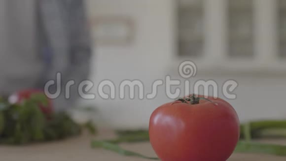 合上桌上的新鲜番茄非裔美国人拿着蔬菜的手就走了视频的预览图