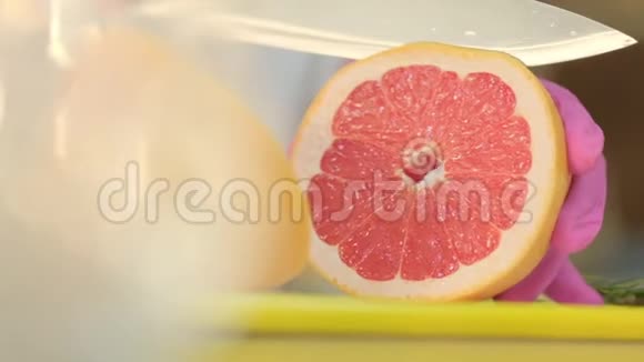 酒吧老板做橙汁鸡尾酒视频的预览图