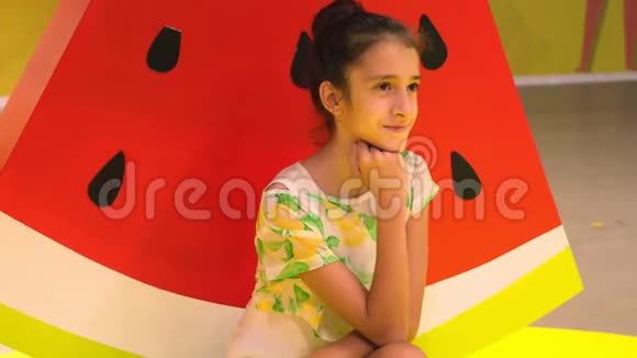 当有人在一大片西瓜的背景下给她拍照时可爱的少女会摆出姿势视频的预览图