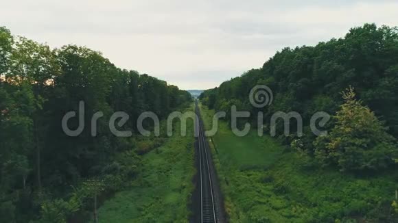 无人机观空直单线铁路阳光明媚的夏日4K视频的预览图