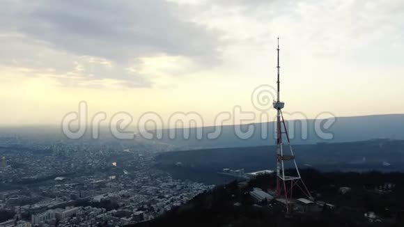 从电视塔后面俯瞰第比利斯空中拍摄4k视频的预览图