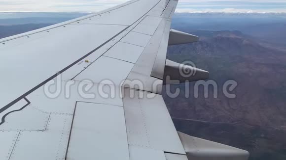 从飞机窗口俯瞰空中景色飞越山脉上空视频的预览图