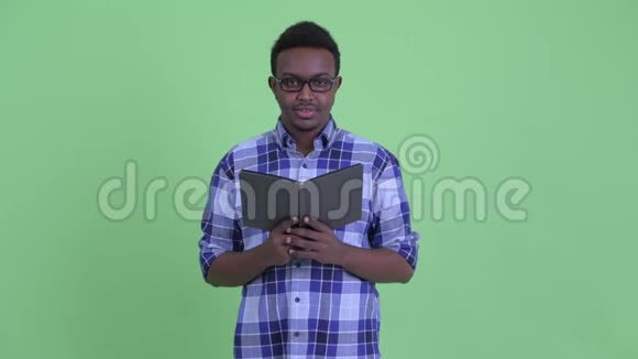 年轻的非洲时髦男人用书遮住脸视频的预览图