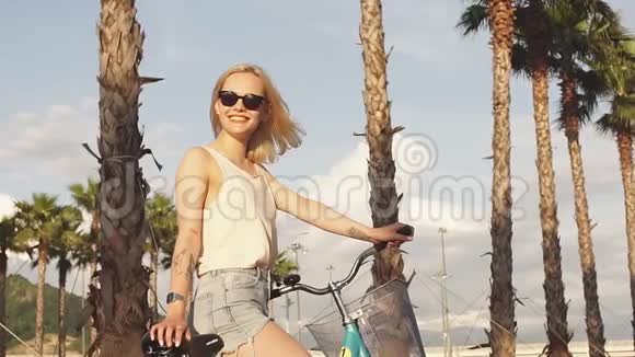 欢乐的白种人妇女骑着自行车在公园里玩夏天的下午视频的预览图