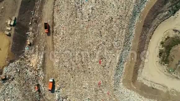 大橙子垃圾车穿过一个巨大的垃圾填埋场视频的预览图