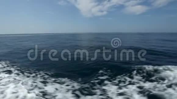 从小船上看平静的海景视频的预览图