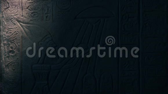 不明飞行物埃及墙艺术点燃火炬视频的预览图