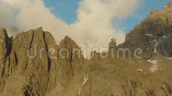 天山山脉和岩石阿拉亚查国家公园吉尔吉斯斯坦鸟瞰图视频的预览图