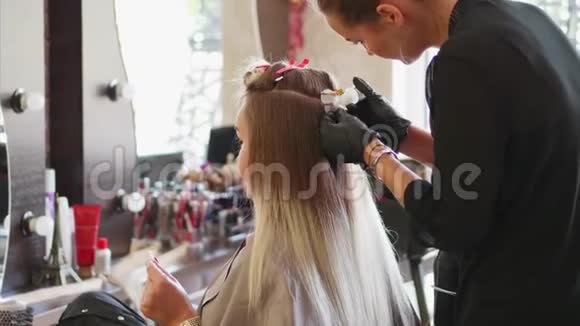 一个理发师正在安装头发延伸的升级视频的预览图