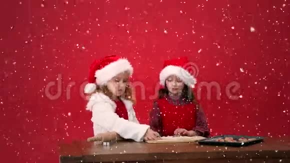 带着孩子准备饼干的书桌上下着雪的视频构图视频的预览图