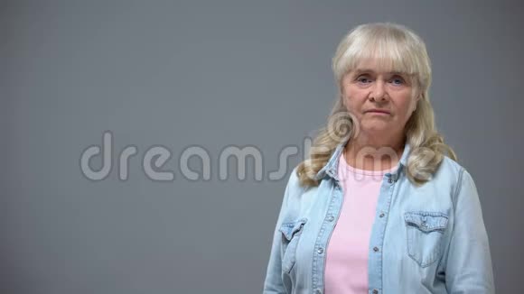 不快乐的老年女性在镜头前表现出安静的姿态羞耻的观念偏见视频的预览图