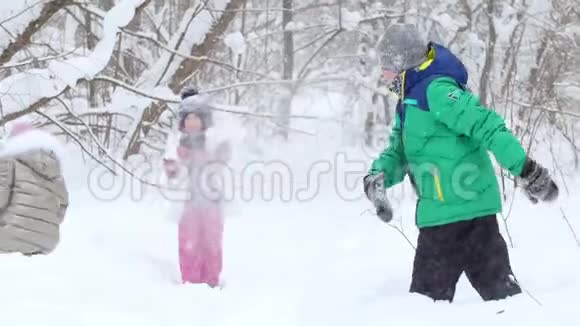 冬季森林孩子们站在面前玩雪球视频的预览图