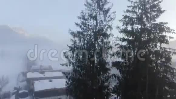 山上的雾黎明时的空中镜头4k视频的预览图