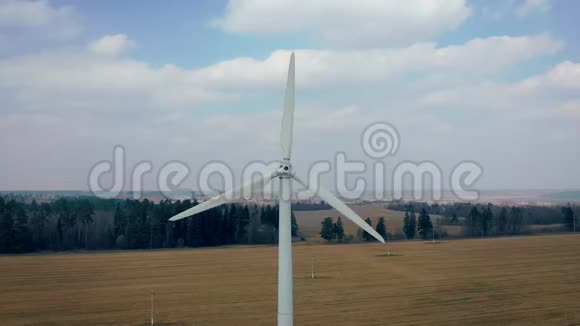 生产能源的白色风车涡轮叶片的气射视频的预览图