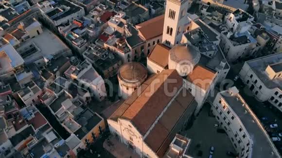 在意大利巴里老城的教堂屋顶上飞行视频的预览图