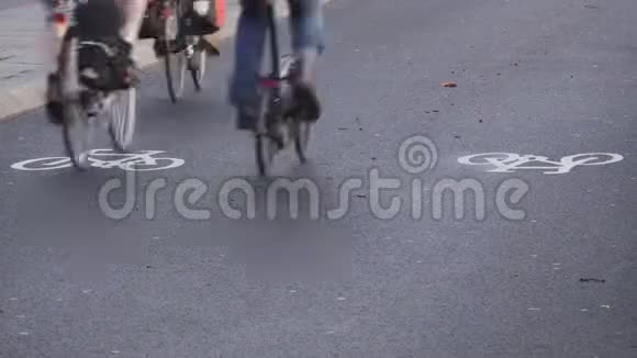 在泰晤士河畔的伦敦骑自行车的人骑在繁忙的自行车道上视频的预览图
