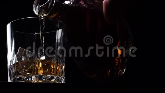 手倒酒精饮料在玻璃烧杯中视频的预览图