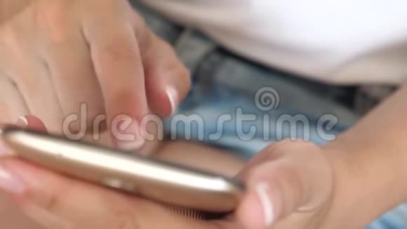 女孩手指与指甲触摸屏幕的智能手机女性手握智能手机和浏览器网站以及电子邮件视频的预览图