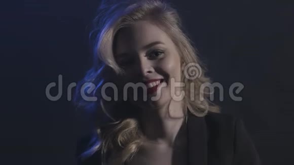 性感金发女人的肖像红唇和美丽的微笑笑着抚摸她的头发行动年轻和视频的预览图