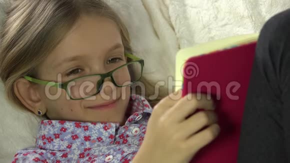 儿童沙发读本床上女孩肖像学习教练4K视频的预览图