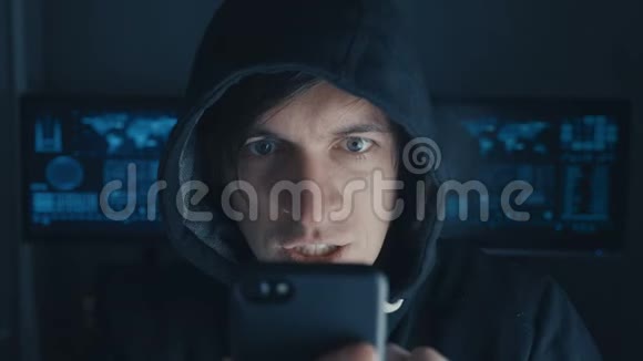 愤怒的黑客在引擎盖使用智能手机网络犯罪的尖叫和挑衅视频的预览图