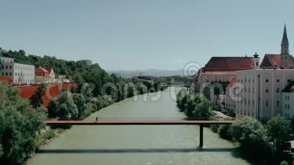 欧洲小镇的行人天桥视频的预览图