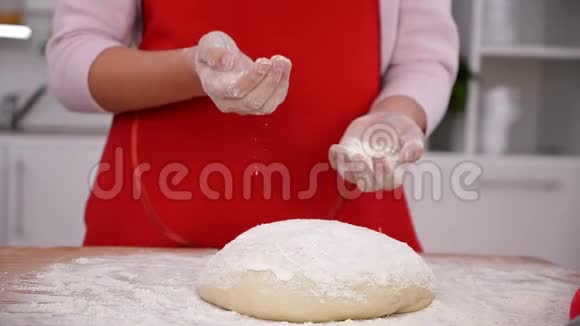 小女孩用手把面粉刷掉在厨房里做面包视频的预览图