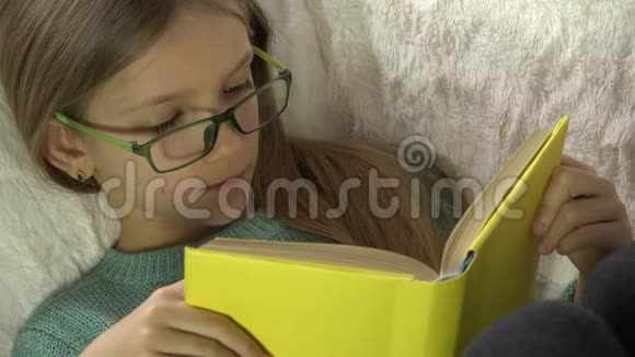 儿童沙发读本床上女孩肖像学习教练4K视频的预览图