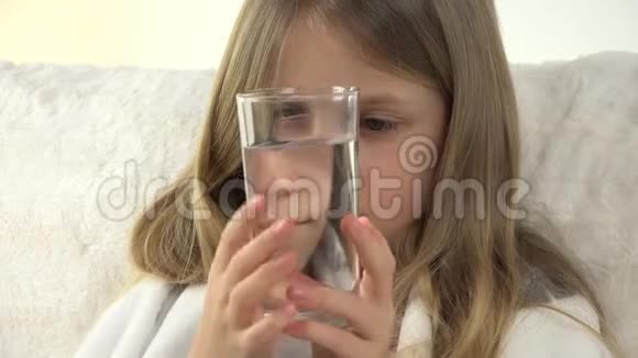 生病的孩子准备喝水悲伤的生病的女孩脸在沙发上4K视频的预览图