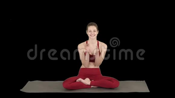 积极开朗的年轻女性在瑜伽姿势拍手和微笑阿尔法频道视频的预览图