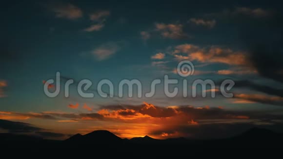 加那利群岛兰萨洛特火山上日出的4k时间间隔视频的预览图