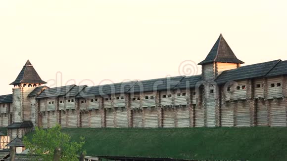 重建中世纪的木制堡垒视频的预览图