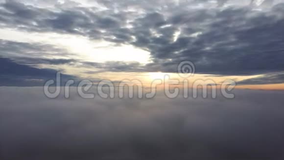 在日出的时候飞到云上傍晚时分将无人机飞到雾中视频的预览图