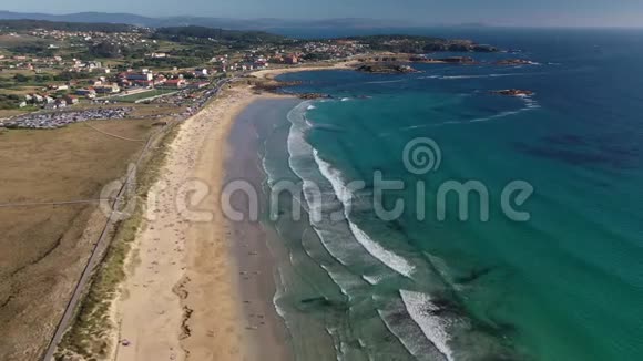 海浪沙滩人们从无人驾驶飞机兰扎达海滩海水浴场西班牙加利西亚26视频的预览图