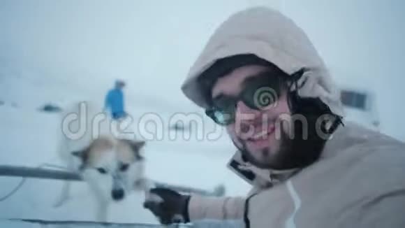 冬天的时候男人在山上玩狗拍自己视频的预览图