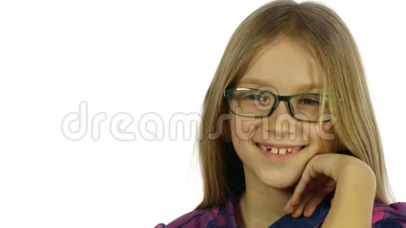 戴眼镜的孩子看着镜头自信可爱的金发女孩肖像脸4K视频的预览图