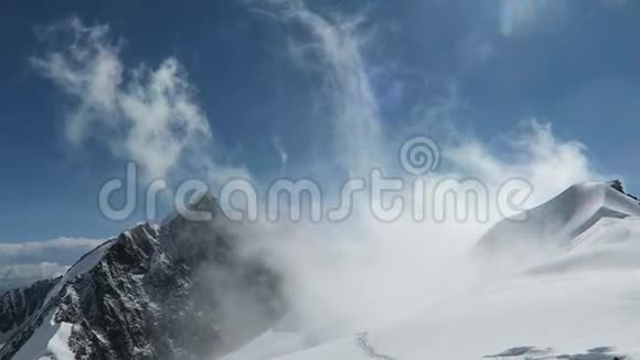 山中雪漂流贝鲁卡山区俄罗斯阿尔泰视频的预览图