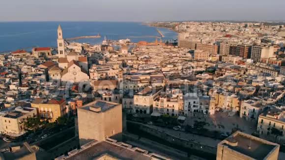 从巴里的老城上空起飞无人机射击意大利普利亚视频的预览图