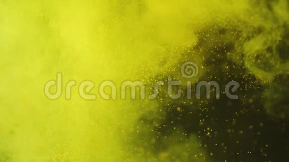新鲜柠檬掉进黄色的水中黑色背景上有花粉水中的柑橘有机食品健康视频的预览图