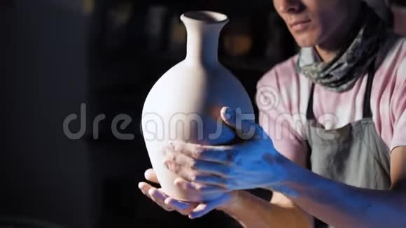 工匠制造水壶一个人拿着它在陶工的轮子上旋转产品准备视频的预览图
