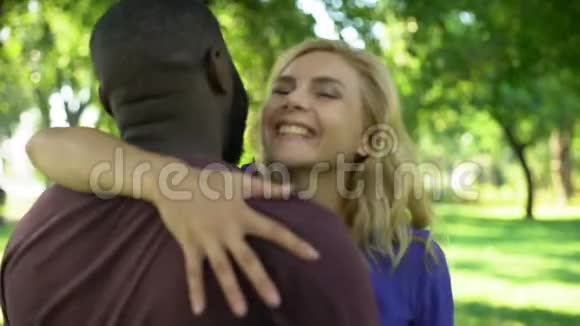 开朗的女人拥抱未来的丈夫戴上订婚戒指视频的预览图
