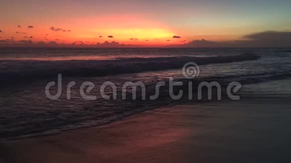 美丽的云景海浪和人的剪影在日落巴厘岛印度尼西亚4k镜头视频视频的预览图