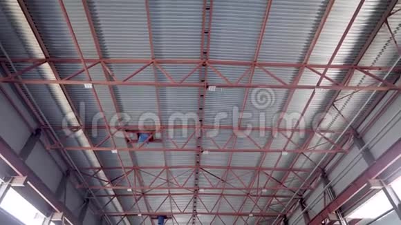 天花板工业机库或仓库吊顶高金属施工严重建造过程视频的预览图