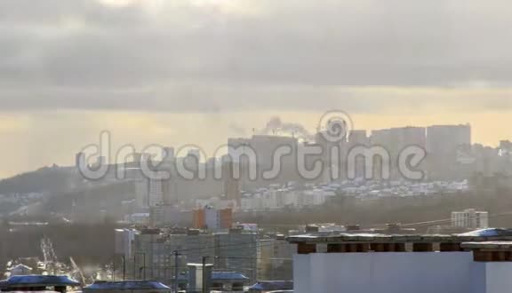 新建小区施工吊车在一座高山的边缘建造新城市晴天阴天视频的预览图