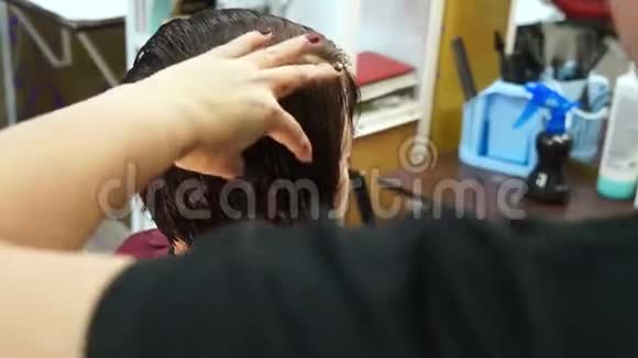 发型师梳头发视频的预览图